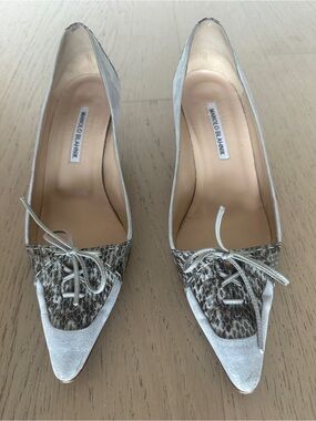 Manolo Blahnik Grey Pointed Toe Pumps with Snakeskin Detail - MINT CONDITION.